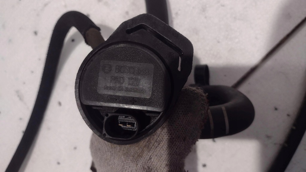 Mercedes cls w218 c218 рестайлінг  додаткова помпа води трубки трубка a2128304096 в Україні