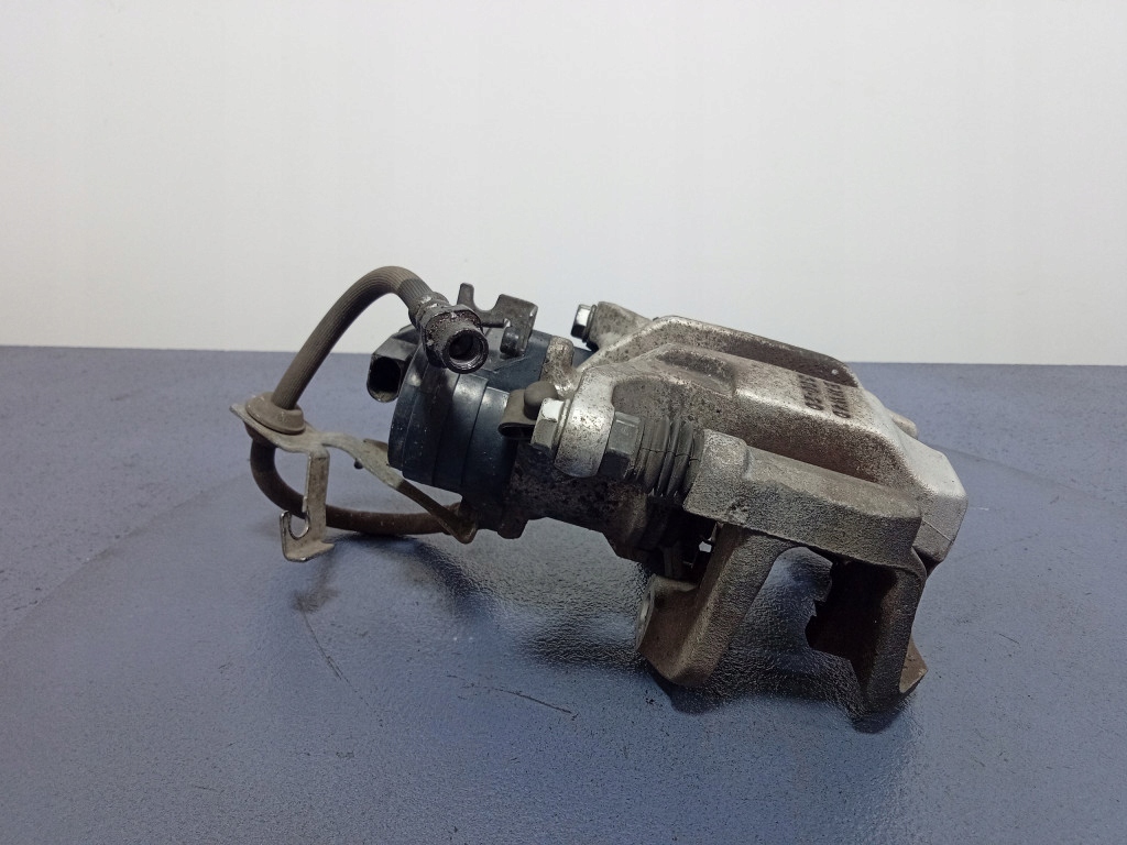 фото №4, Bmw 3 g20 2.0d 190 km супорт задня правий скоба 40/300/20