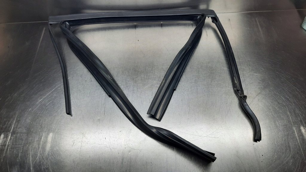 фото №1, Прокладка двері лівий задня 30762368 volvo xc60 08-17r