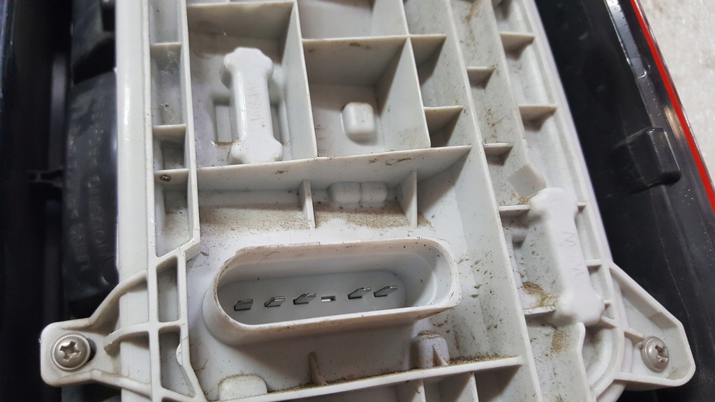 фото №13, Лампа левый задняя vw caddy 2k1945095n демонтаж