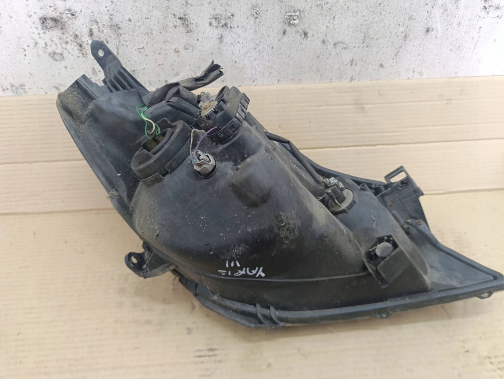 Лампа передняя левая toyota yaris iii 11-15 Доставка