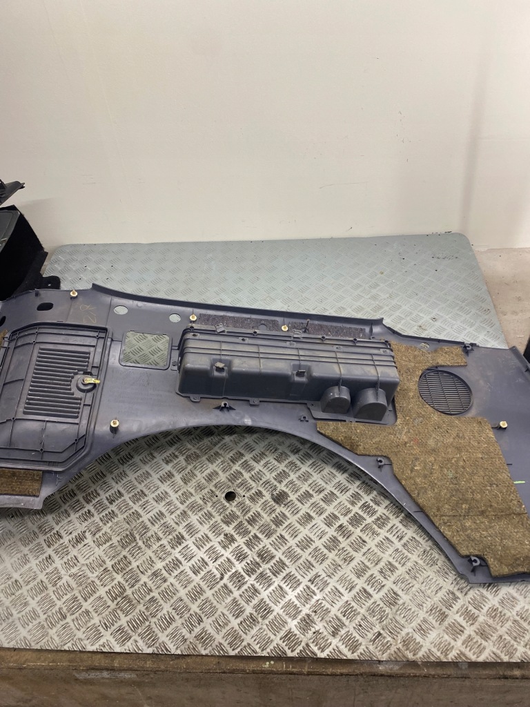 Обшивка обивка багажника правый задний  toyota land cruiser j90 95 62510-60700 с Разборки