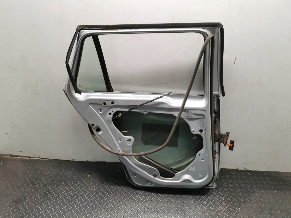фото №6, Двері лівий задня vw golf vi kombi код лакофарбового покриття la7w