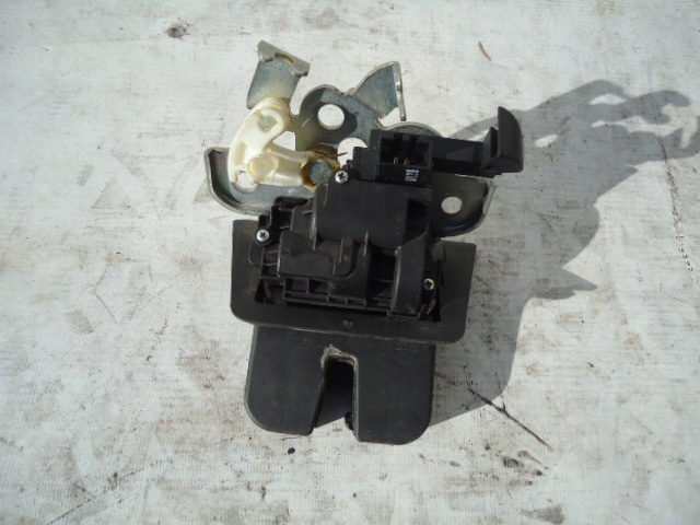 фото №1, Audi a4 b8 замок кришки багажника