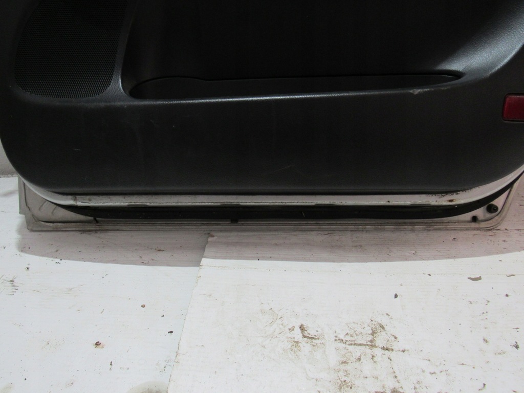 фото №11, Дверь правый задняя полный avensis verso 1d4