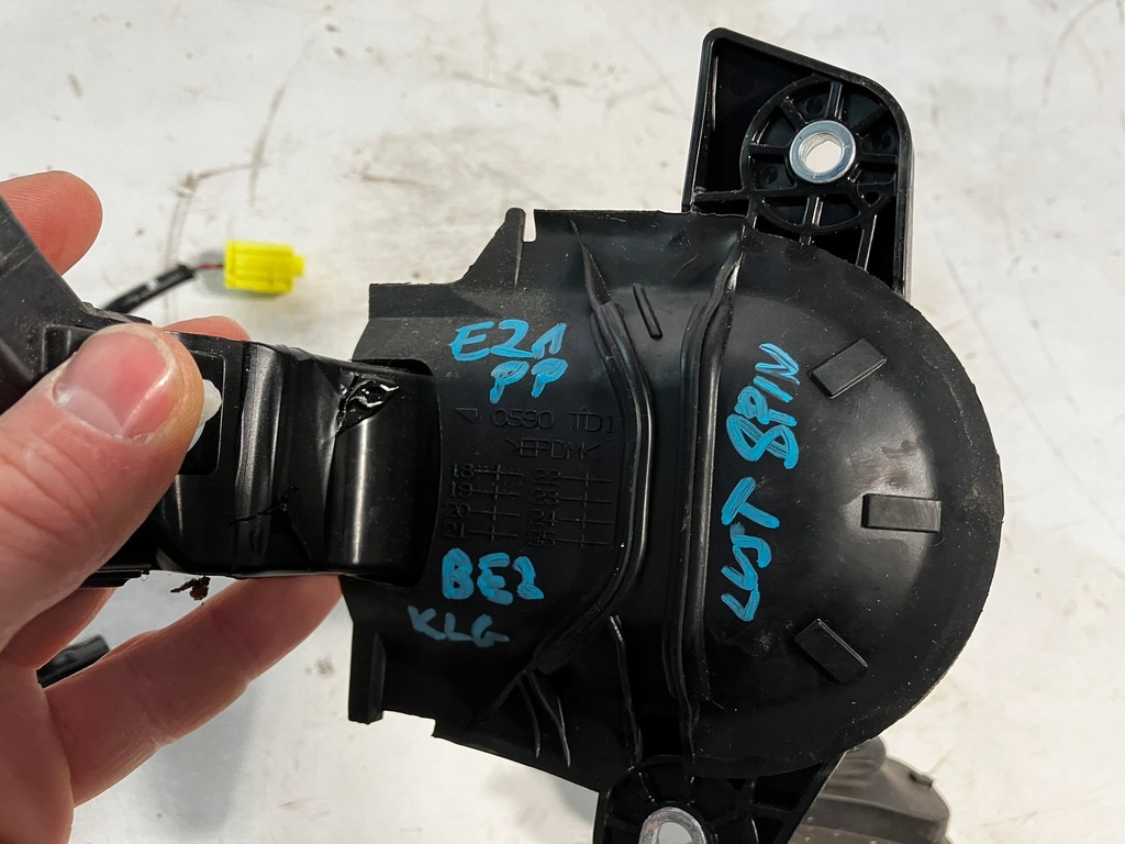 фото №10, Corolla e21 електропроводка двері правий перед 8pin