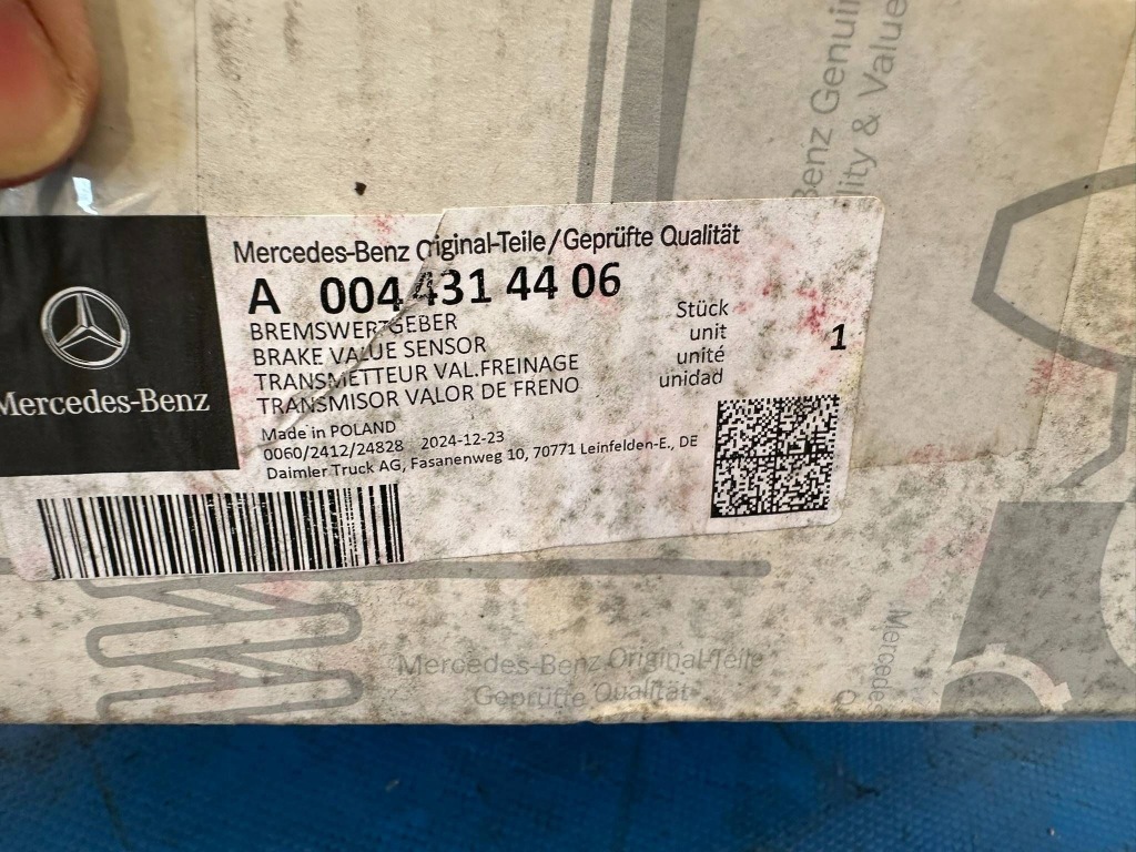Клапан тормоза mercedes actros atego mp4 a0044314406 клапан тормозной в Украине