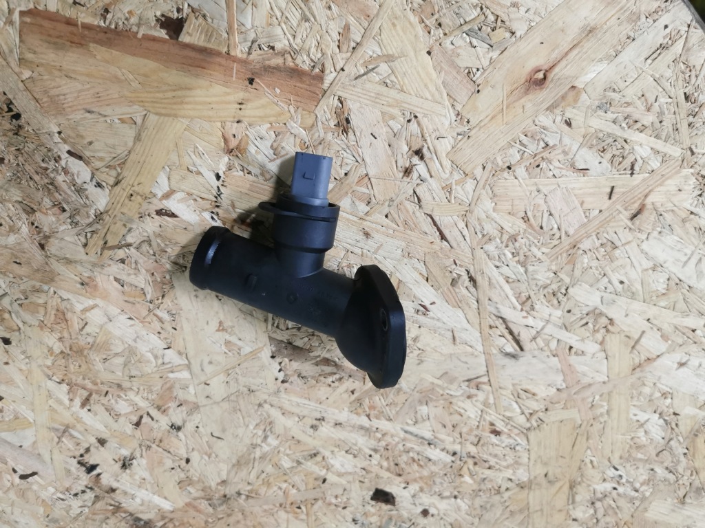 фото №1, Корпус термостата passat b6 2.0 tdi 036121121d