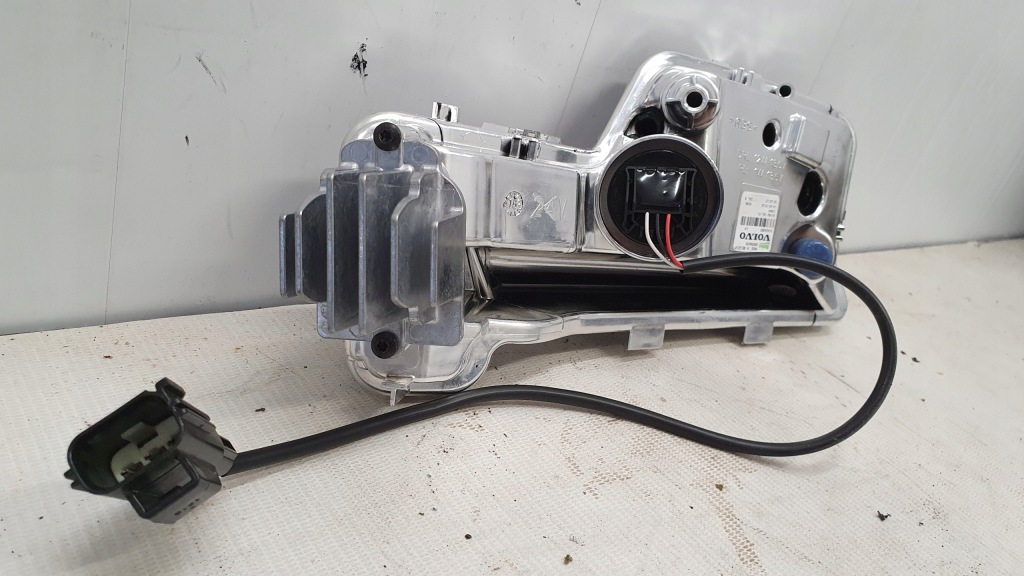 Volvo s60 v60 ліва фара led рух денна габарит Доставка