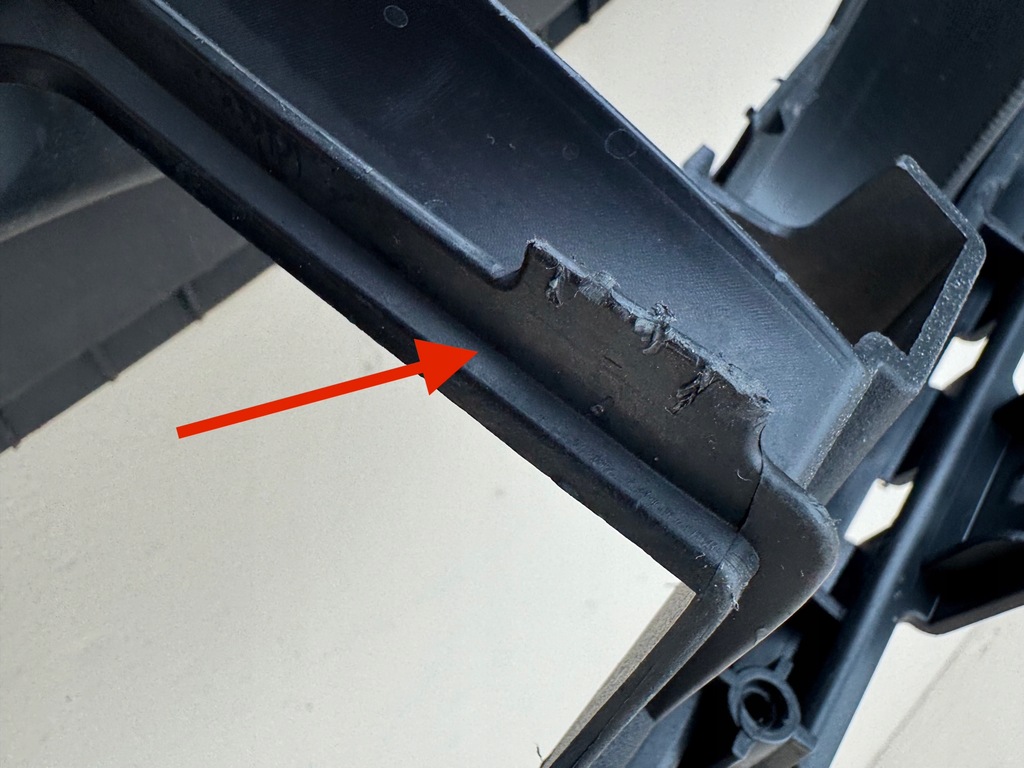 фото №15, Porsche taycan 19r- решётка решётка радиатора средняя бампера перед 9j1807683