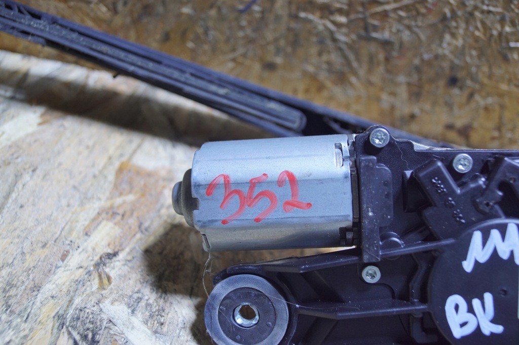 фото №8, Mazda оригинальный номер bp4k-67450 моторчик дворники