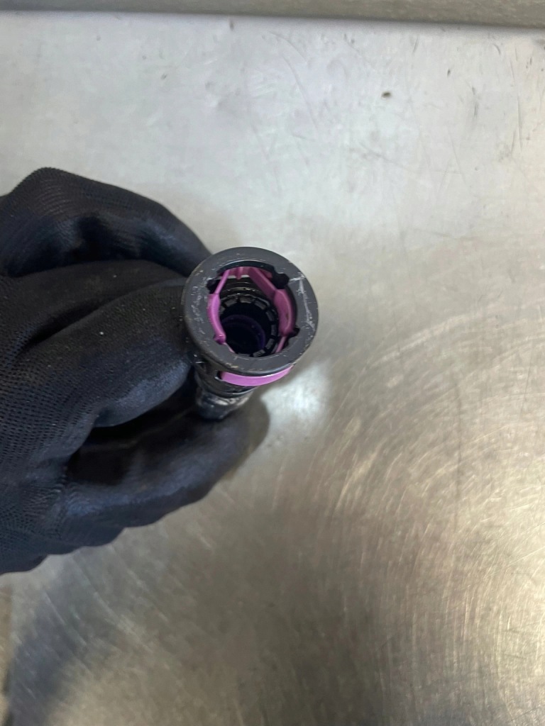 Заливна горловина кришка adblue патрубок renault trafic iii iv 172b05169r Недорого