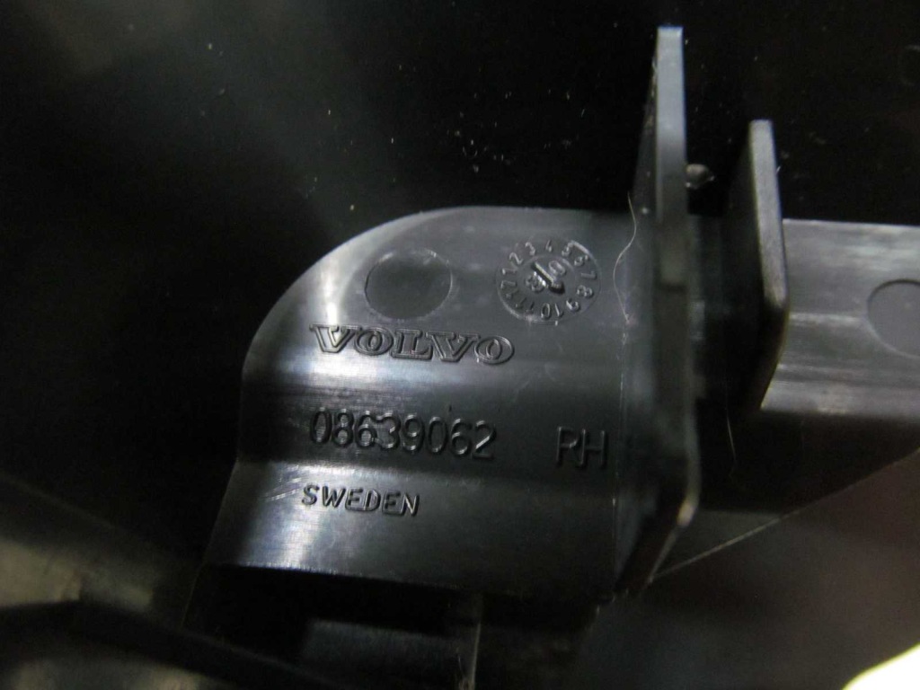 Volvo c30 s40 v50 накладка заглушка напрямна сидіння правий 08639062 04-13 Недорого