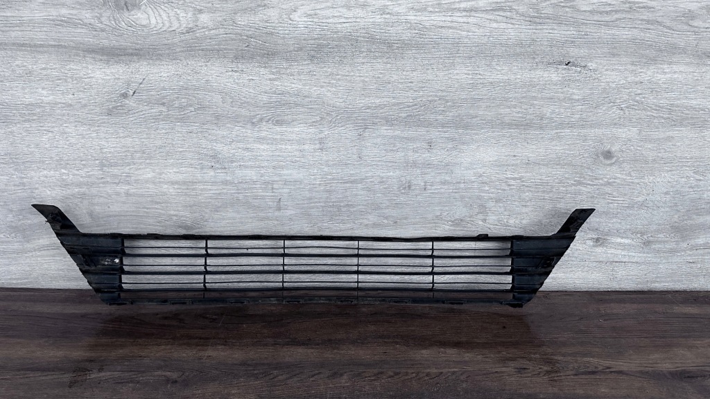 фото №1, Toyota corolla e16 xi rok 13-19 решётка w бампер перед средняя