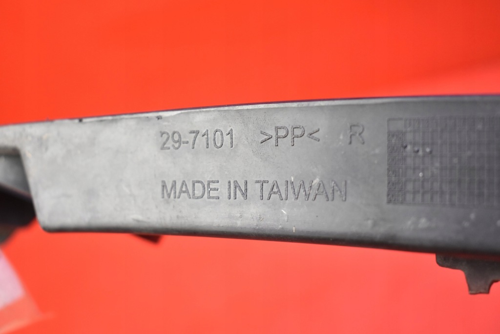 Решітка бампера протитуманної фари права перед chrysler 300c 1 i 04-10 Ціна