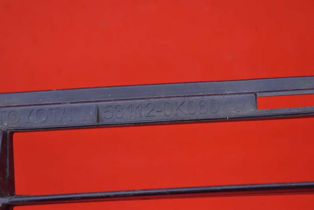 Решітка бампера середня 53112-0k060 toyota hilux 7 vii рестайлінг  05-15 Ціна