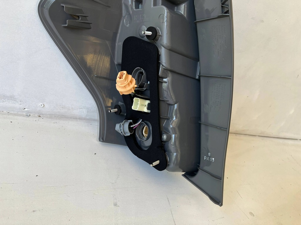 фото №5, Prius plus + лампа правая задняя задняя