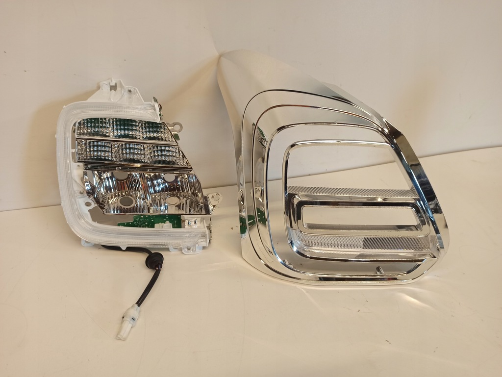 фото №1, Suzuki swift mk8 салон рамка лампы левый задняя