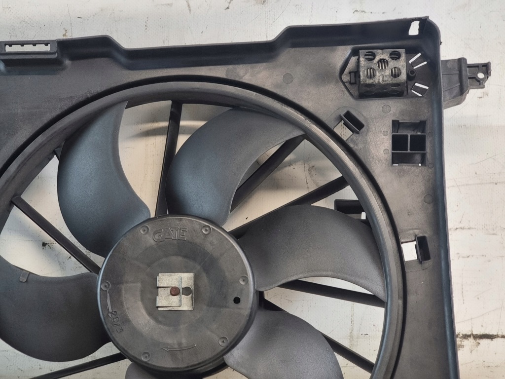Вентилятор радиатора оригинальный номер 8200151464 renault megane 2 1.5 dci 60kw 03r Оригинал