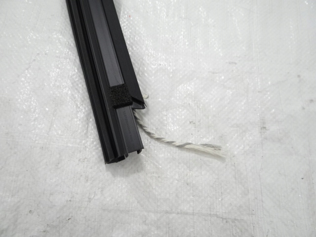 фото №11, Peugeot 2008 прокладка дверь левых передних водителя направляющая стекло