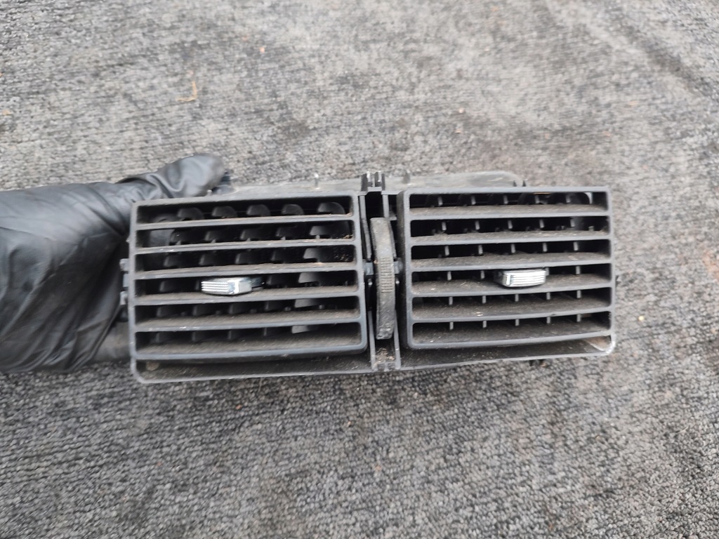 Купити Решітка обдув середина peugeot 307 9634511177