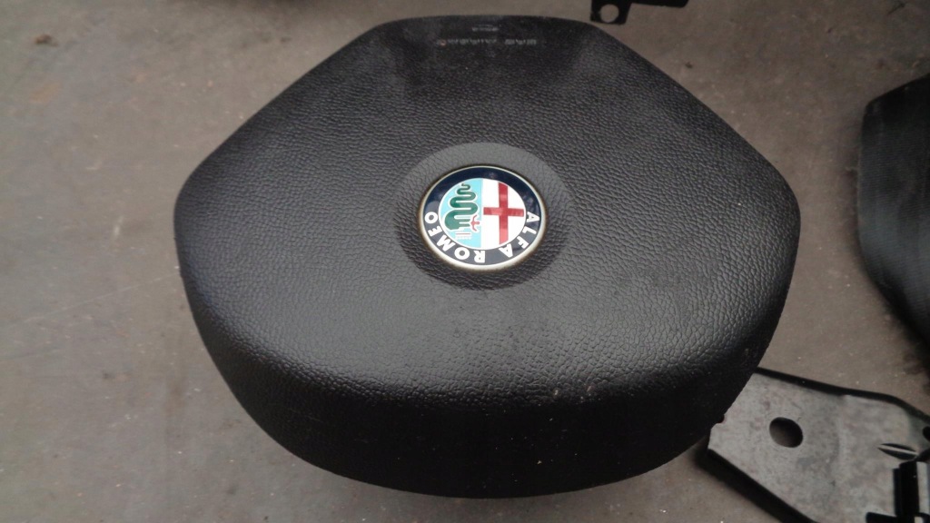 Приборная панель панель  подушки безопасности ремни датчик alfa romeo giulietta eu Киев