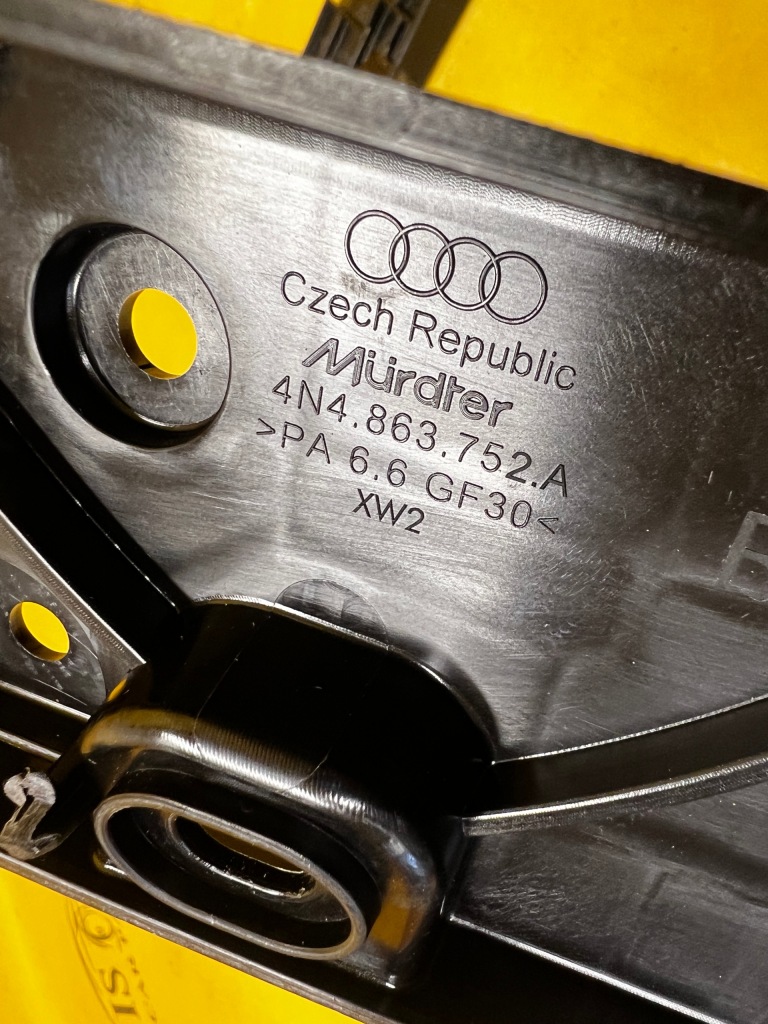 Комплект держатель кронштейн порог правое  правый  audi a8 d5 long Киев