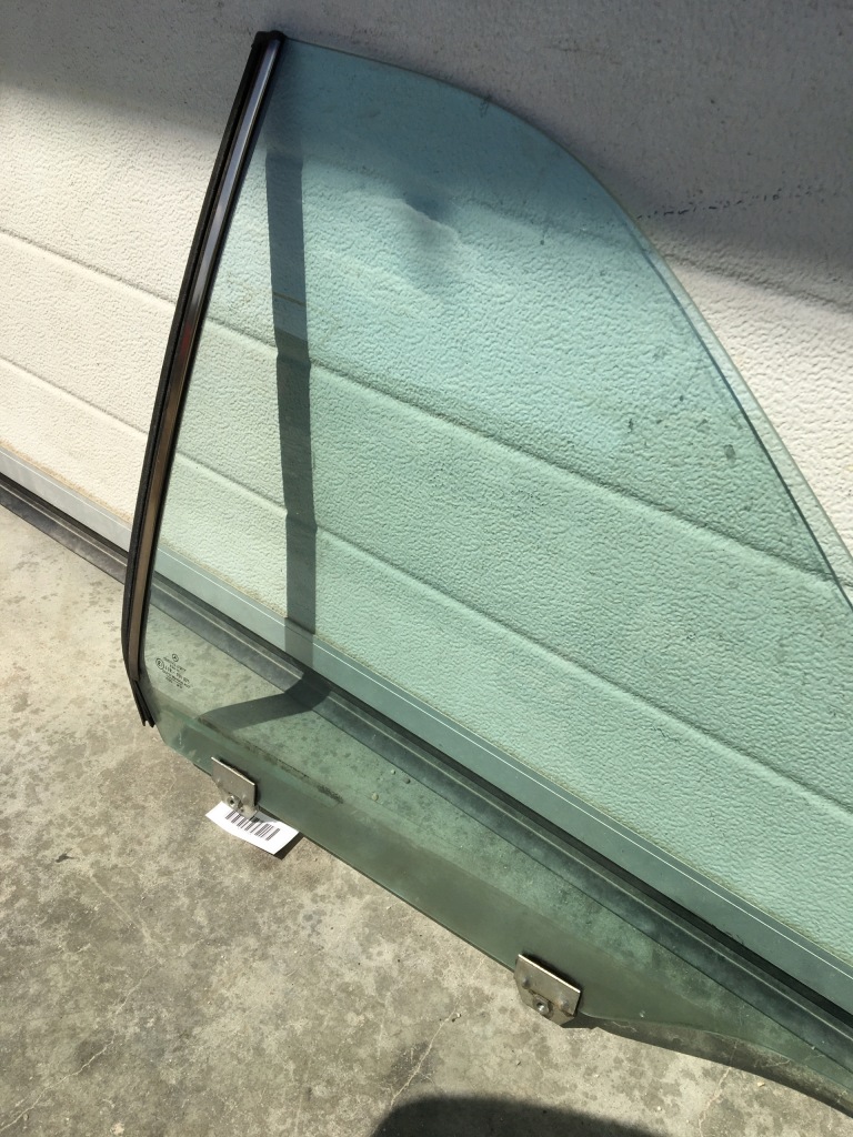 Стекло боковое  левая задняя задняя mercedes w124 купе ce c124 в Украине