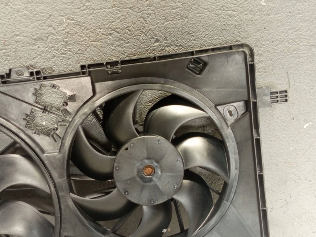 Renault оригінальний номер 214815872r master 3 вентилятори радіатор Доставка