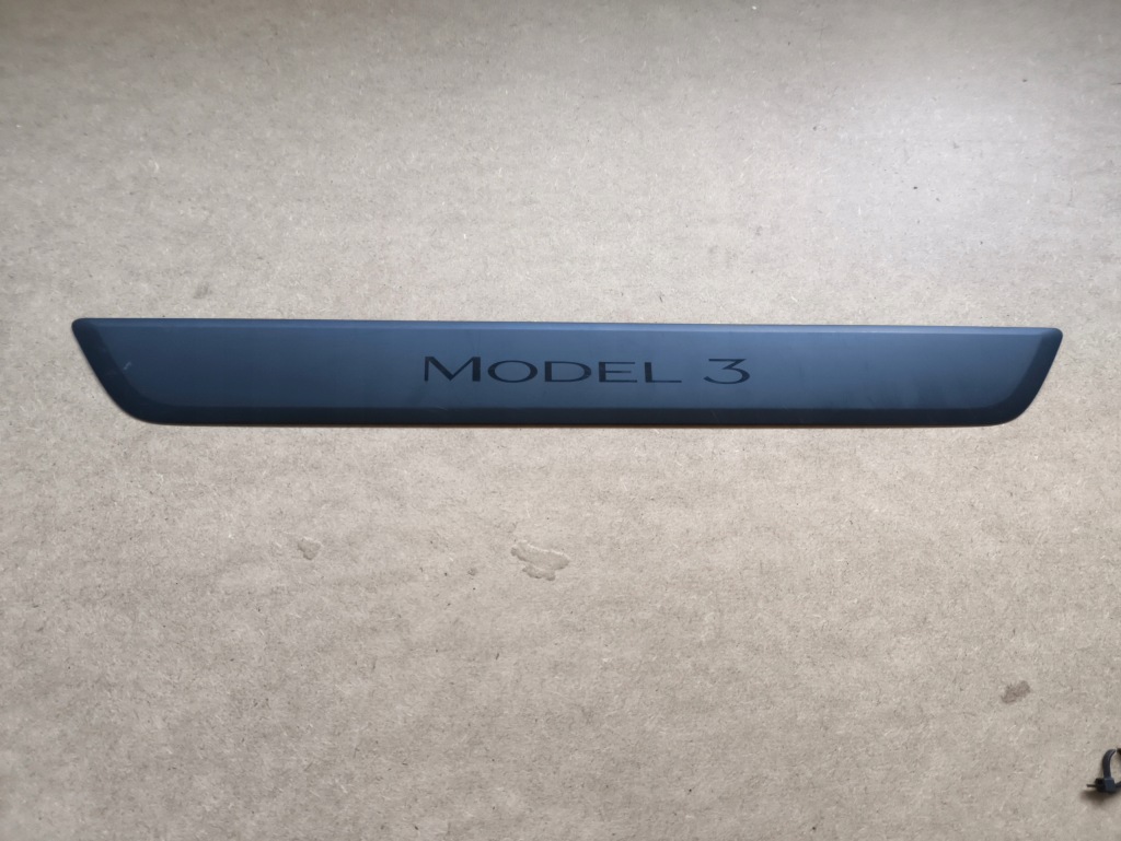 Купить Накладка порог правая  перед tesla 3
