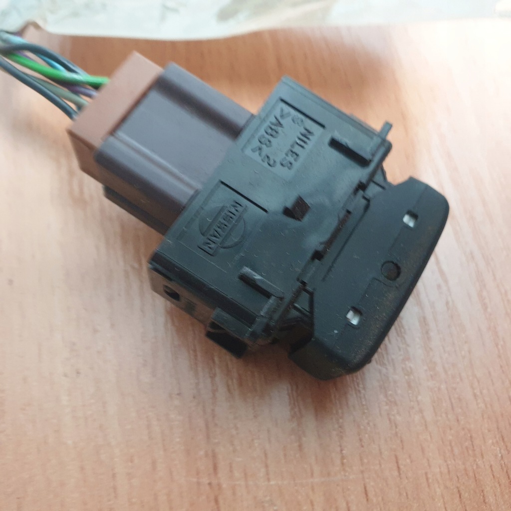 фото №7, Кнопка переключатель блокировка сидений navara d40 08r