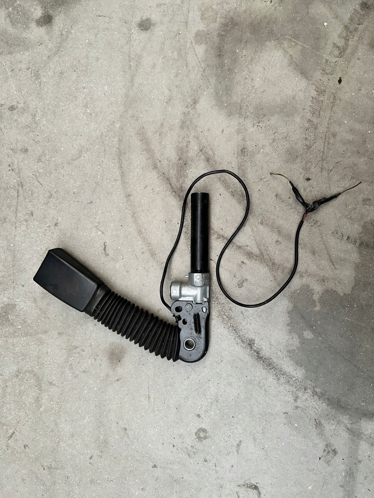 Натягувач кліпса поперечина перед mini one r56 r55 610183700a..... Ціна
