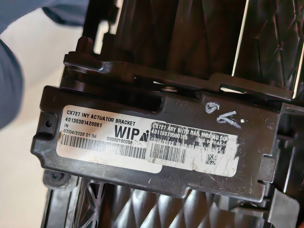 фото №13, Ford mustang mach-e - шторка, жалюзи cała polecam