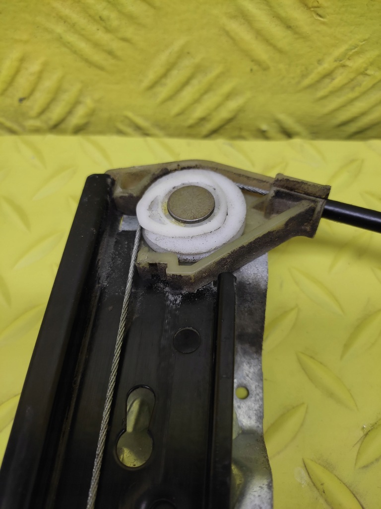 фото №4, Audi a4 b7 kombi подъемник стекло левый задняя