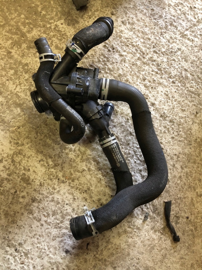 фото №1, Корпус термостата a2702000615 mercedes gla45amg