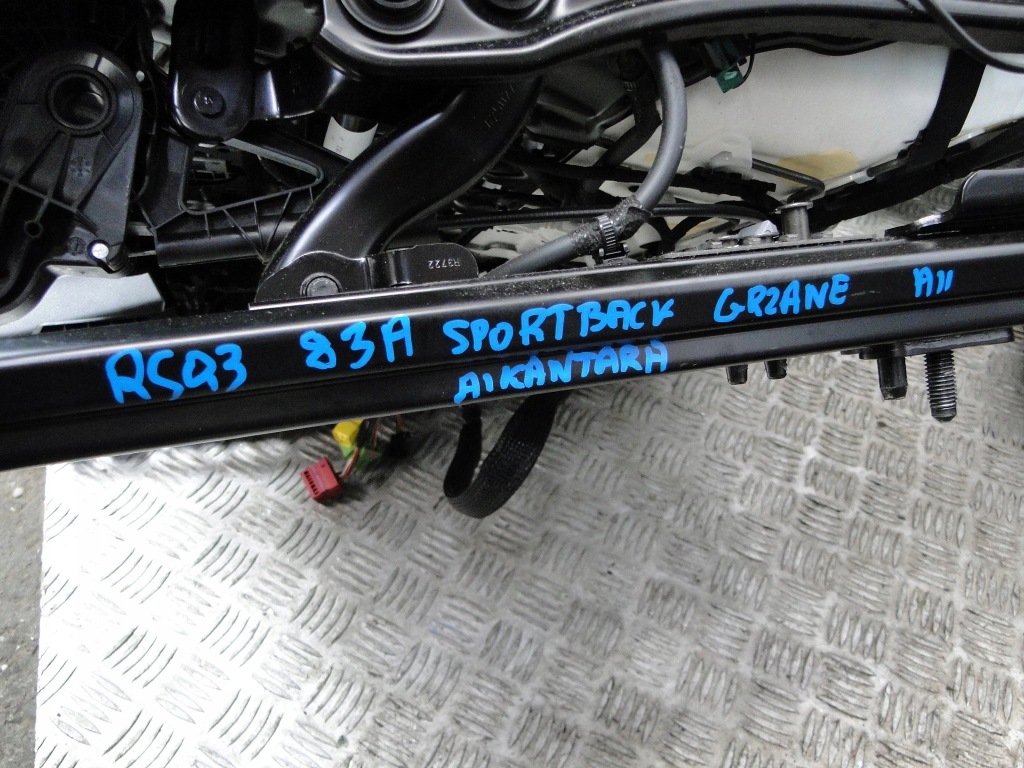 Сиденья кожа алькантара audi q3 rsq3 83a sportback подогрев в Украине