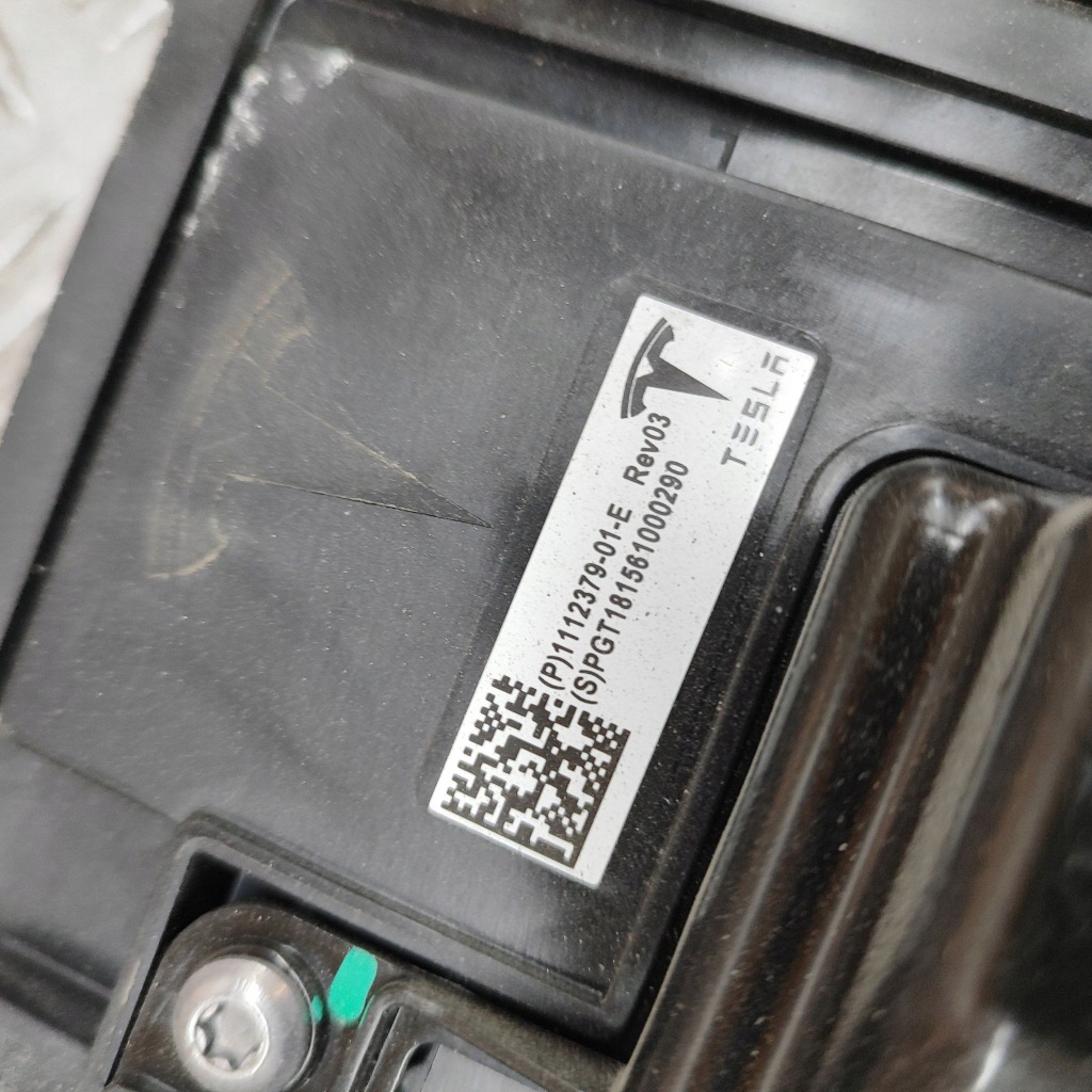 Tesla model x 2018 рамка / модуль запобіжників Недорого