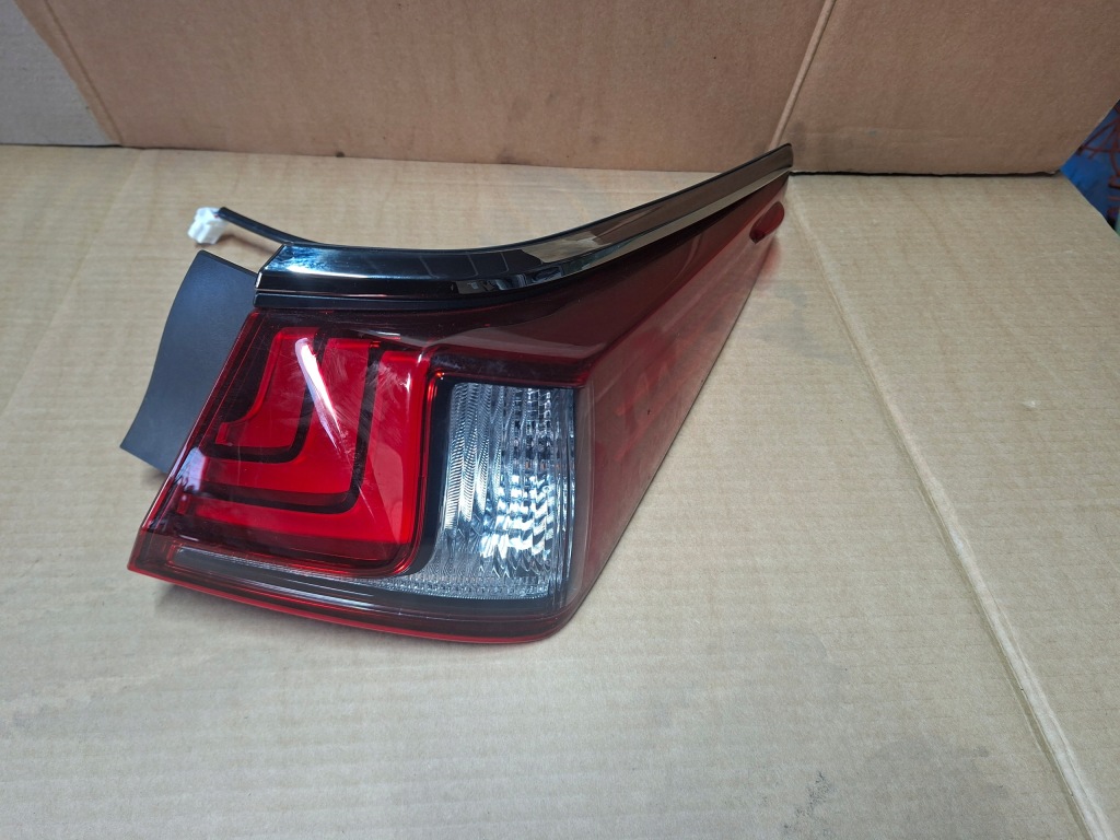 Купити Фара правий задній w крила хром lexus es 300h z10 vii 19+