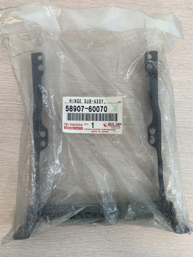 фото №1, Петля консоли бардачка land cruiser 58907-60070