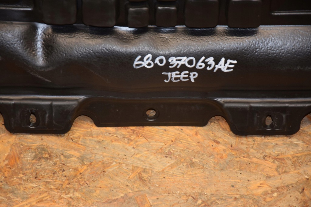 Плита накладка нижняя двигателя 2szt cherokee wk2 3.0 crdi 68187867ab 6803763ae Оригинал