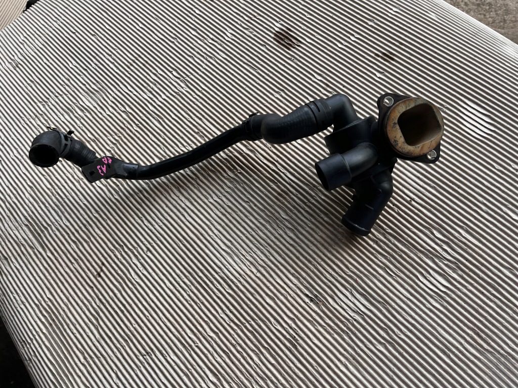 фото №1, Audi a3 8p корпус термостата 03l121111s