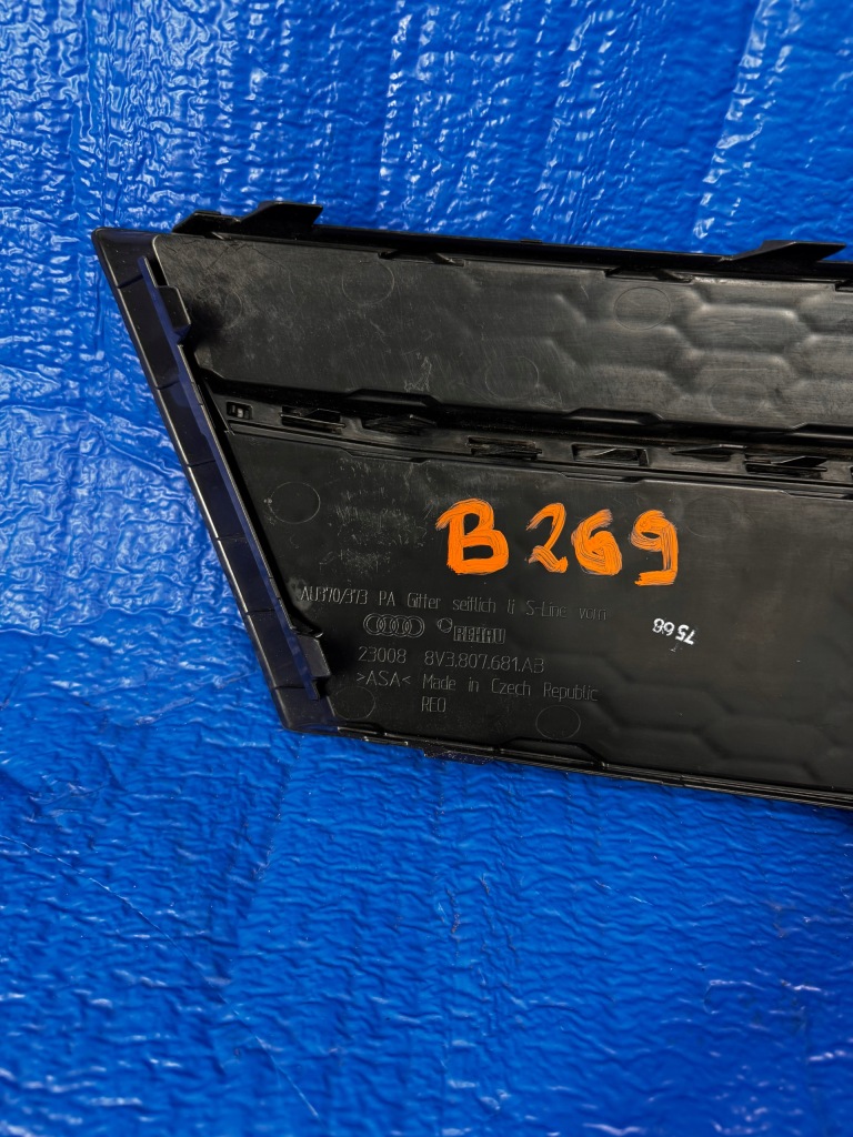Audi a3 рестайлинг  s-line 8v3807081ab решётка бампера Недорого