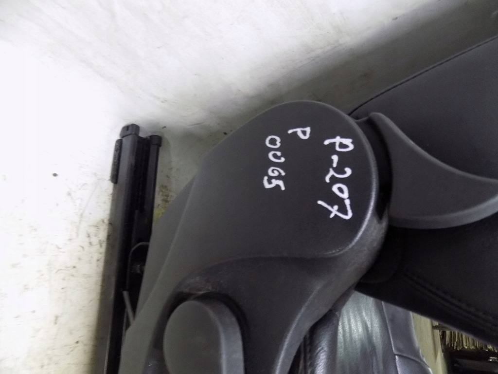 фото №7, Peugeot 207 hb 5d сиденье правый перед кожа