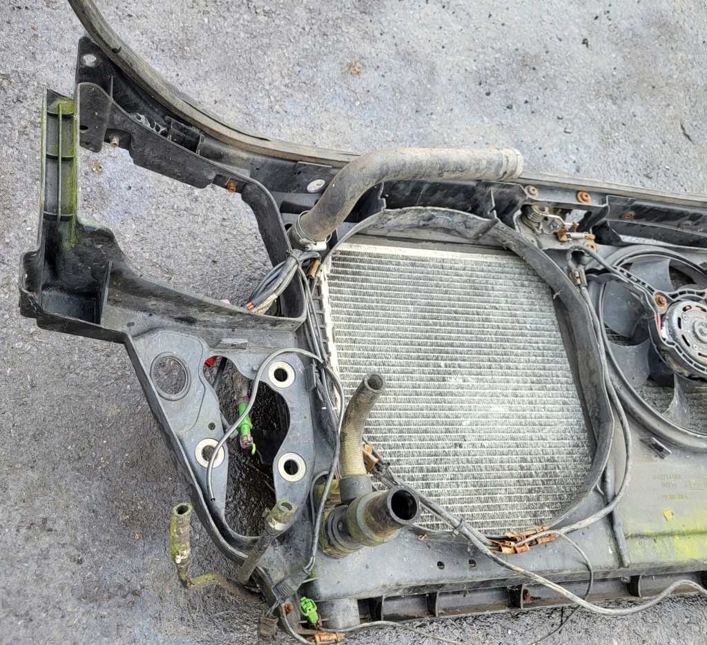 Ремінь перед підсилювач передній радіатор вентилятор замок audi a4 b5 8d0 оригінальний номер Ціна