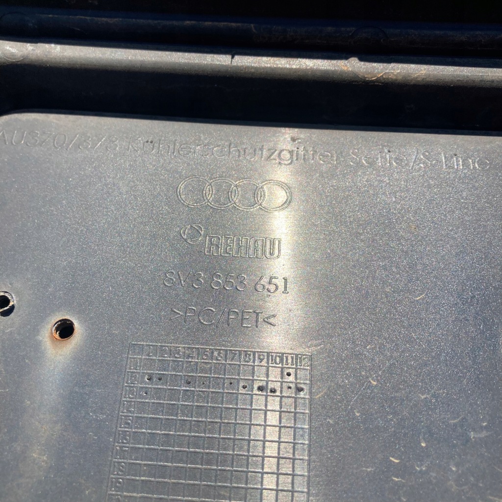 Audi a3 8v 2012- решётка радиатора решётка радиатора бампера перед s-line 8v3853037 / 8v3853651 в Украине