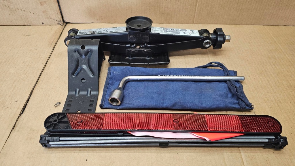 фото №9, Mercedes w168 домкрат ключ шпонка треугольник чехол a1685830715 оригинал europa