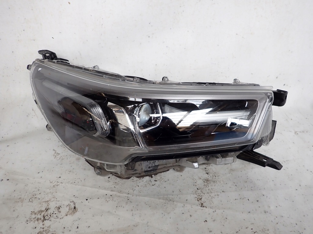 фото №1, Toyota hilux viii lift 20- лампа права перед передня