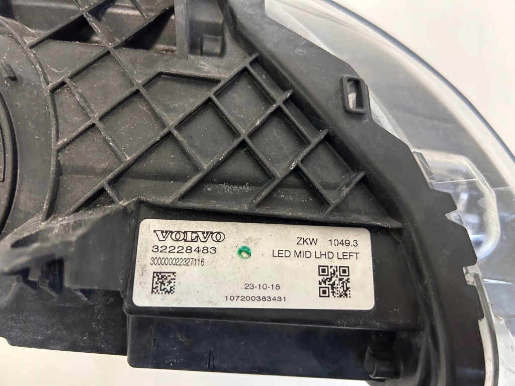 Volvo v 40 v40 рестайлінг  17- фара full led ліва перед Зі Шроту