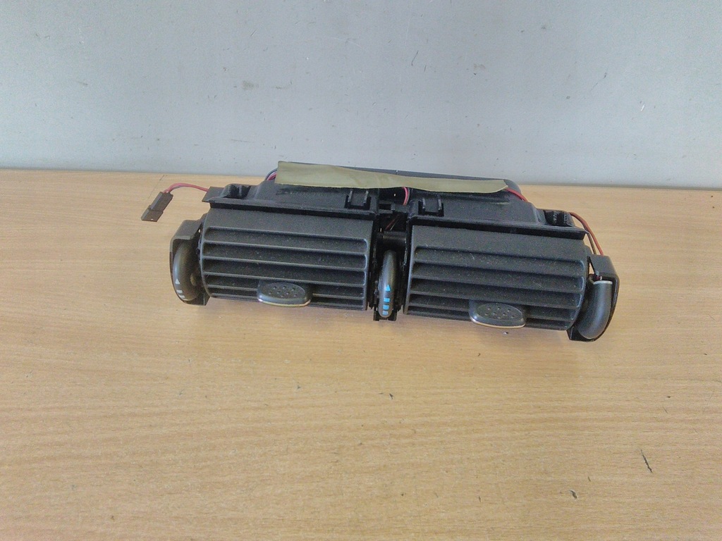 фото №1, Mercedes w203 решётка обдув средняя подсвеченная