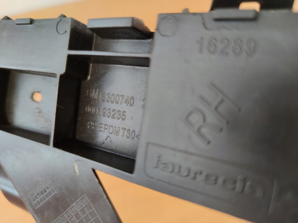 фото №3, Opel zafira c направляющая бампера правый задняя кронштейн r